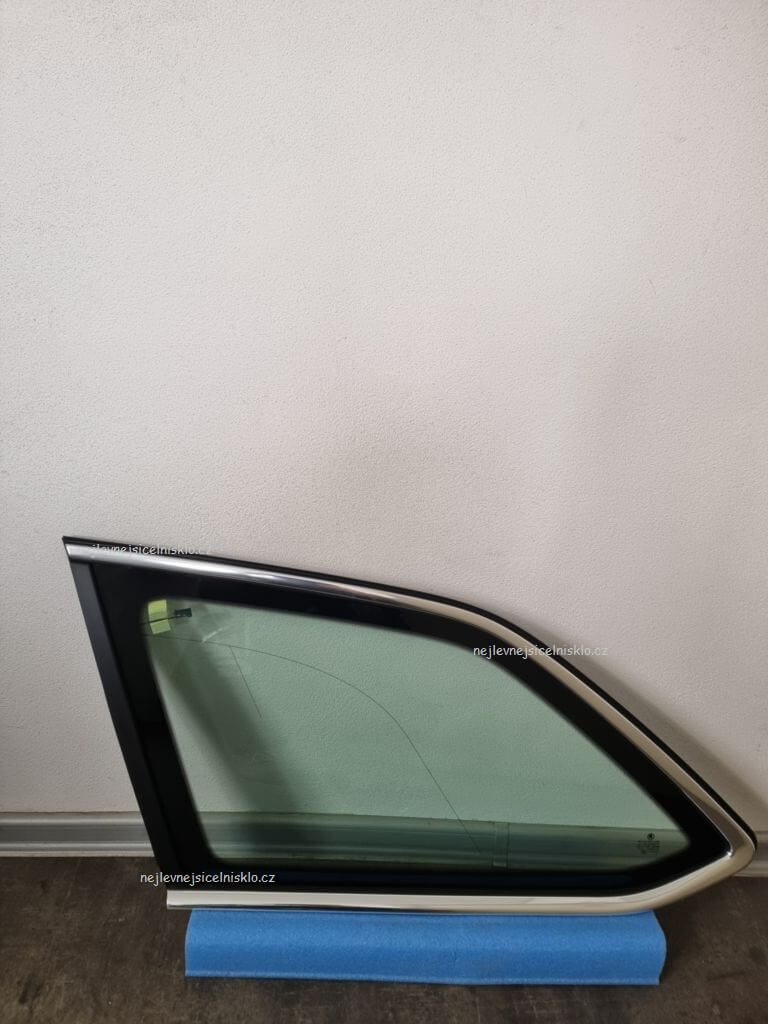 zadní boční pevvné sklo Škoda Octavia 3 kombi anténa chrom